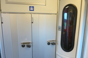スーツケースを入れて鍵がかかるようになっているロッカー the sign of locker which accommodates suitcase with lock